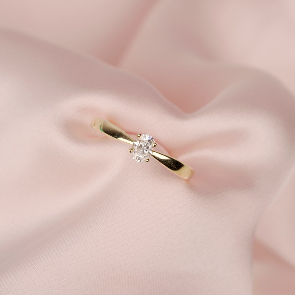 SIERSBØL LUXURY 14kt gold ring with oval lab grown diamond 0.25ct ●640500