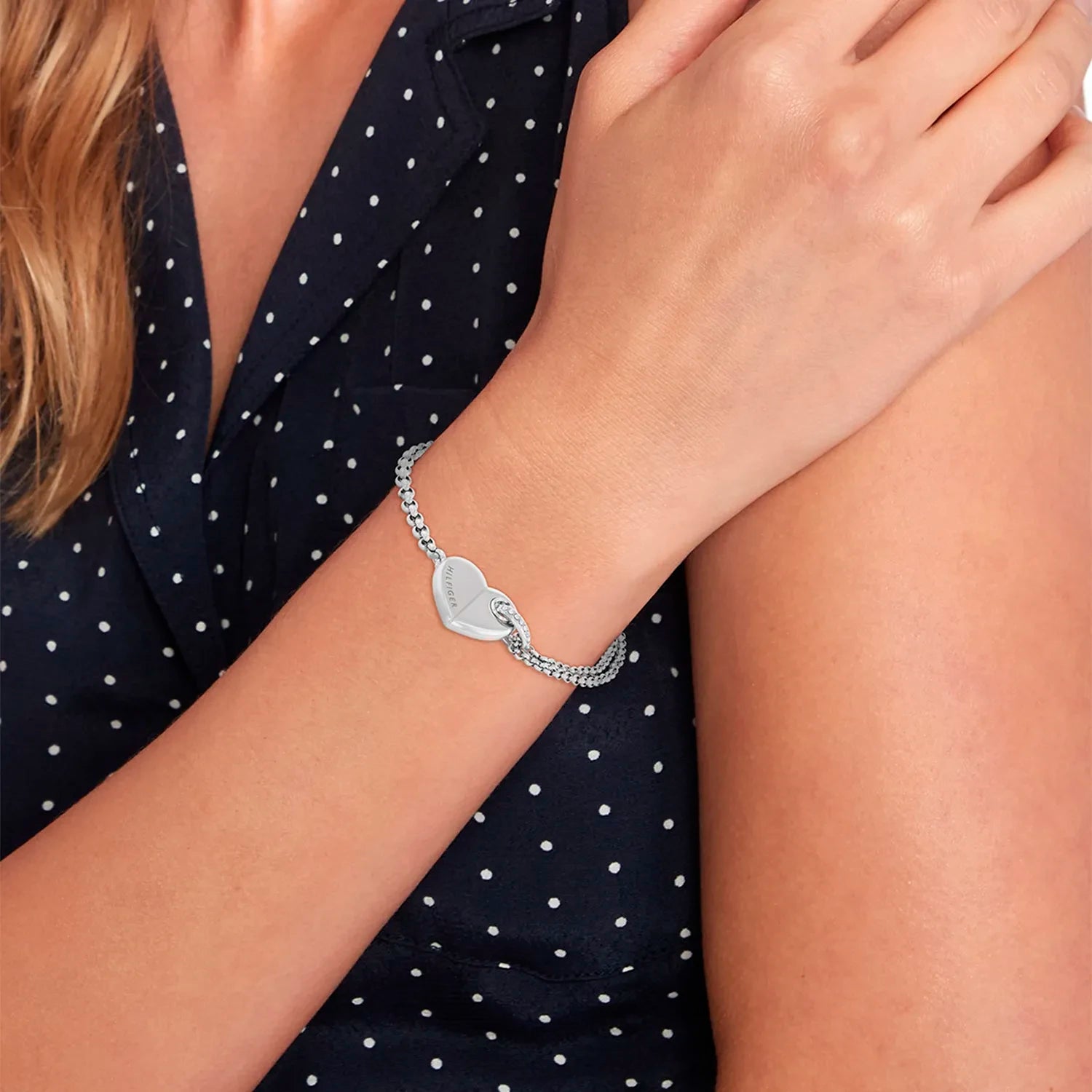 TOMMY HILFIGER Bold Hearts gyllt armband með zirkonia