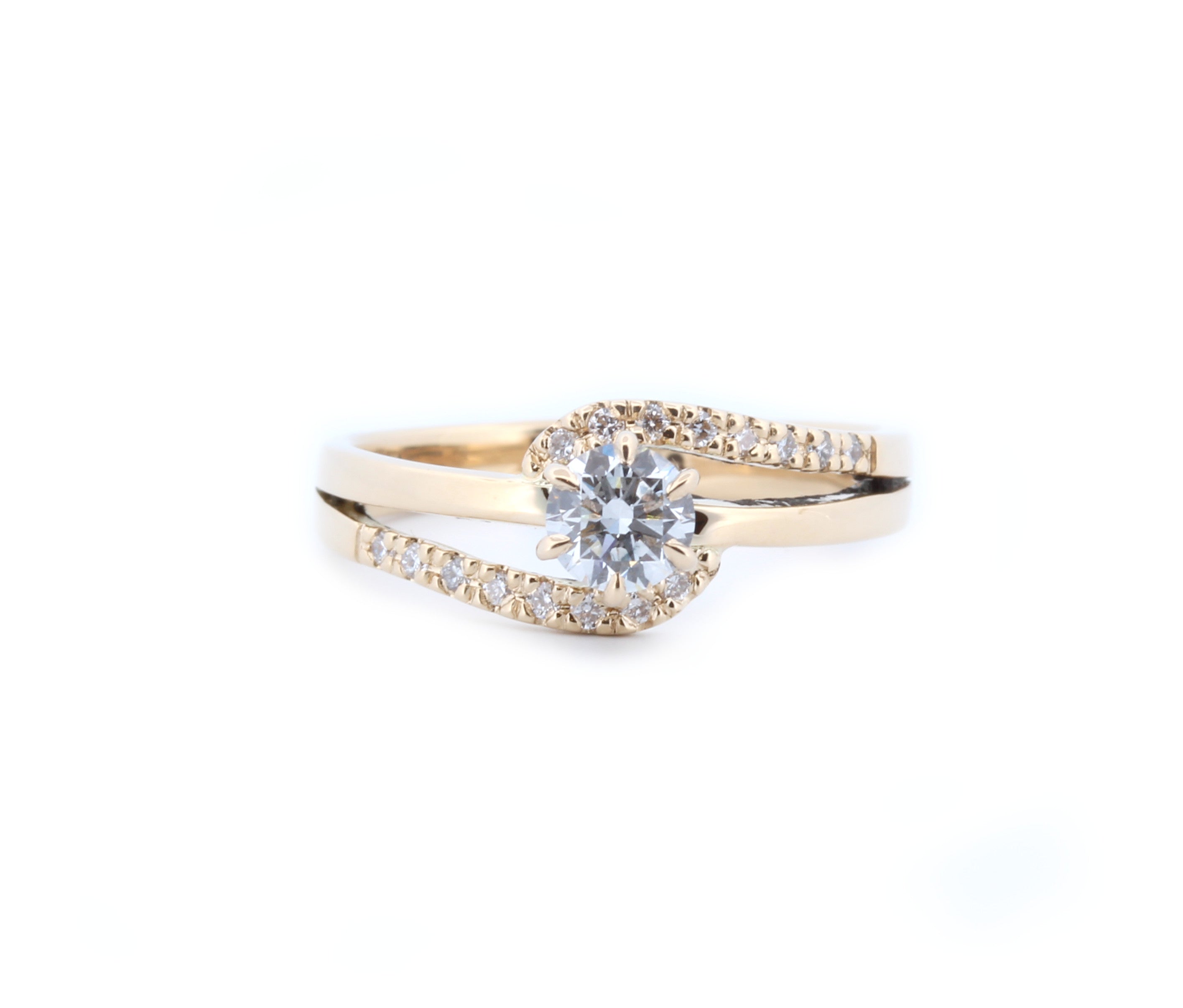LAUPUR Solitaire trúlofunarhringur 14k gull með 0.4ct. VS demanti og 16x 0.01ct. demöntum.