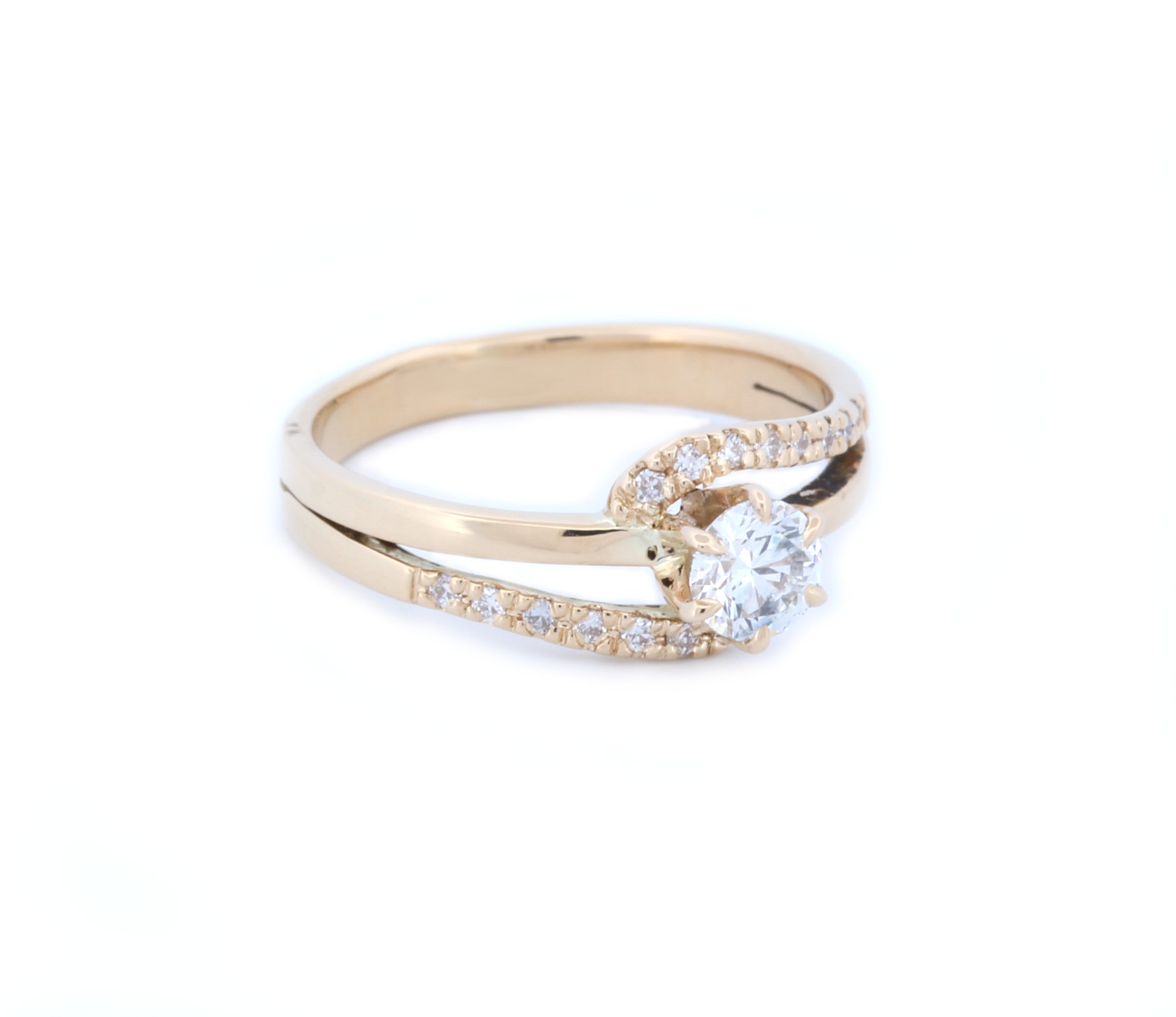 LAUPUR Solitaire trúlofunarhringur 14k gull með 0.4ct. VS demanti og 16x 0.01ct. demöntum.