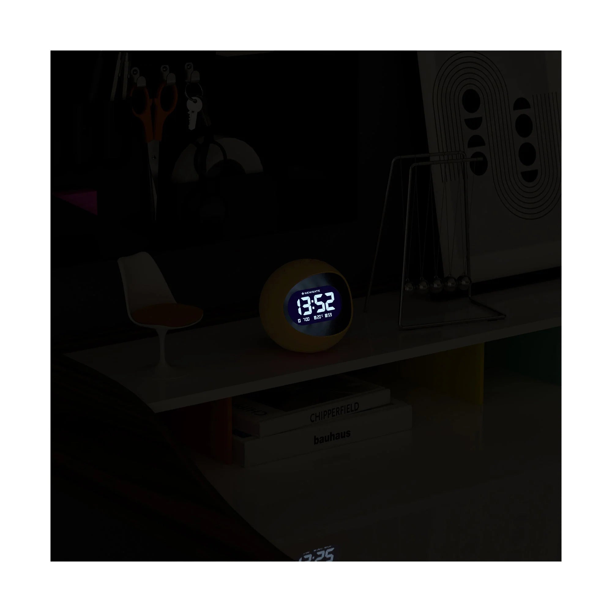 NEWGATE Centre Of The Earth LCD Vekjaraklukka