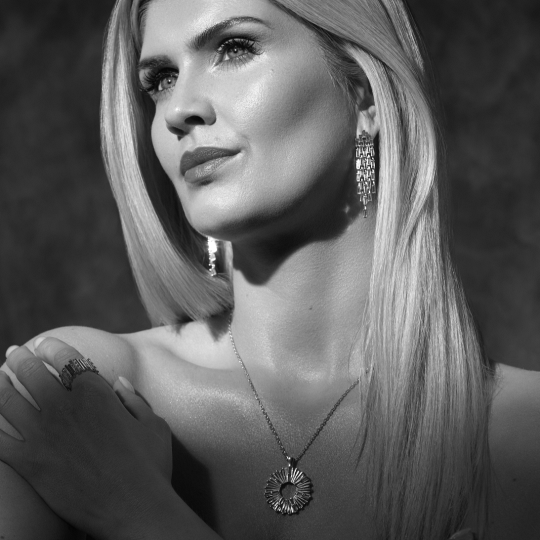 VERA DESIGN Stuðlaberg Divine silfureyrnalokkar með zirkonia