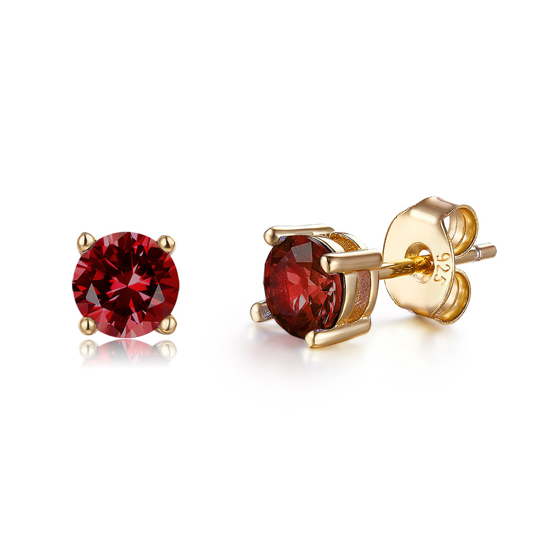 VERA DESIGN Stud gylltir silfureyrnalokkar með dökkrauðum zirkonia