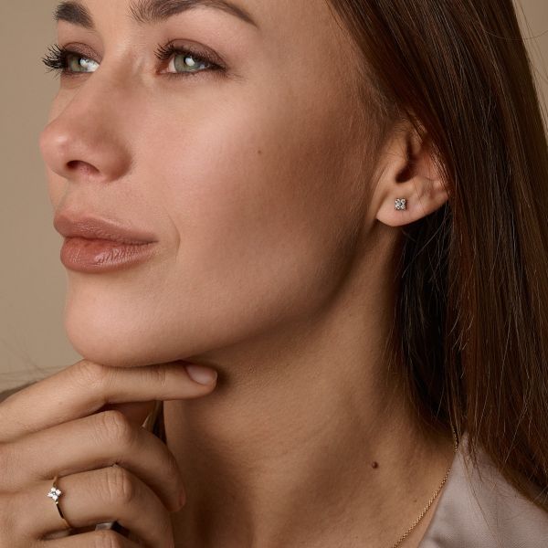 Iris gulleyrnalokkar 14kt með 0.24ct demöntum