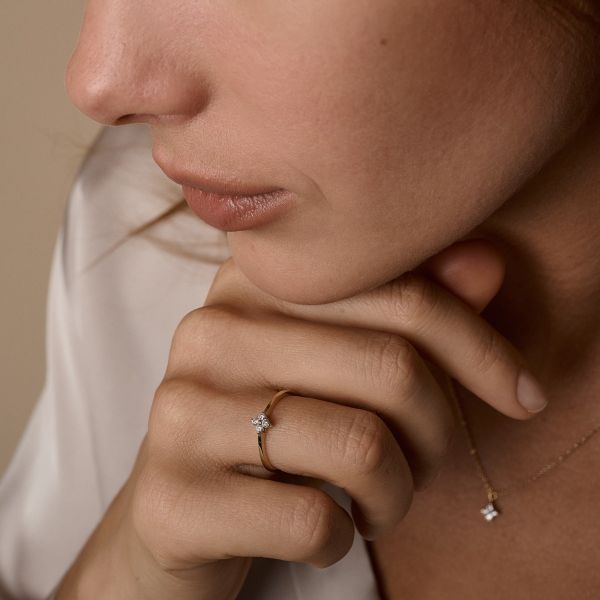 Iris gullhringur 14kt með 0.12ct demöntum