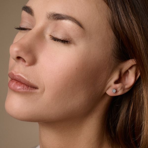 Lilja gulleyrnalokkar 14kt með 0.28ct demöntum