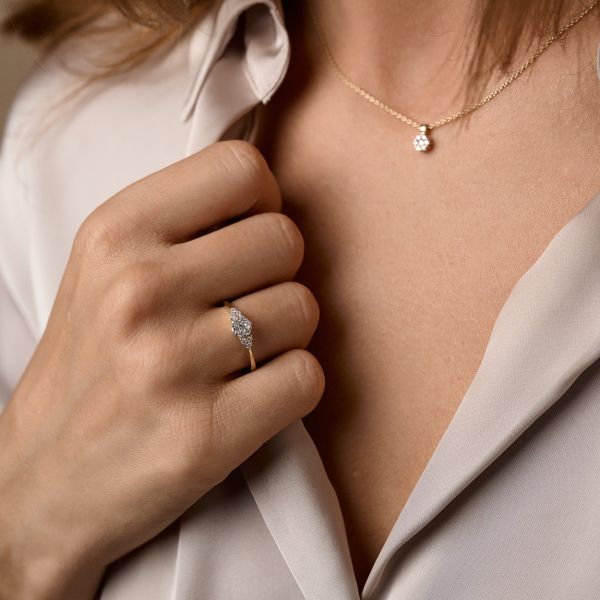 Lilja gullhringur 14kt með 0.30ct demöntum