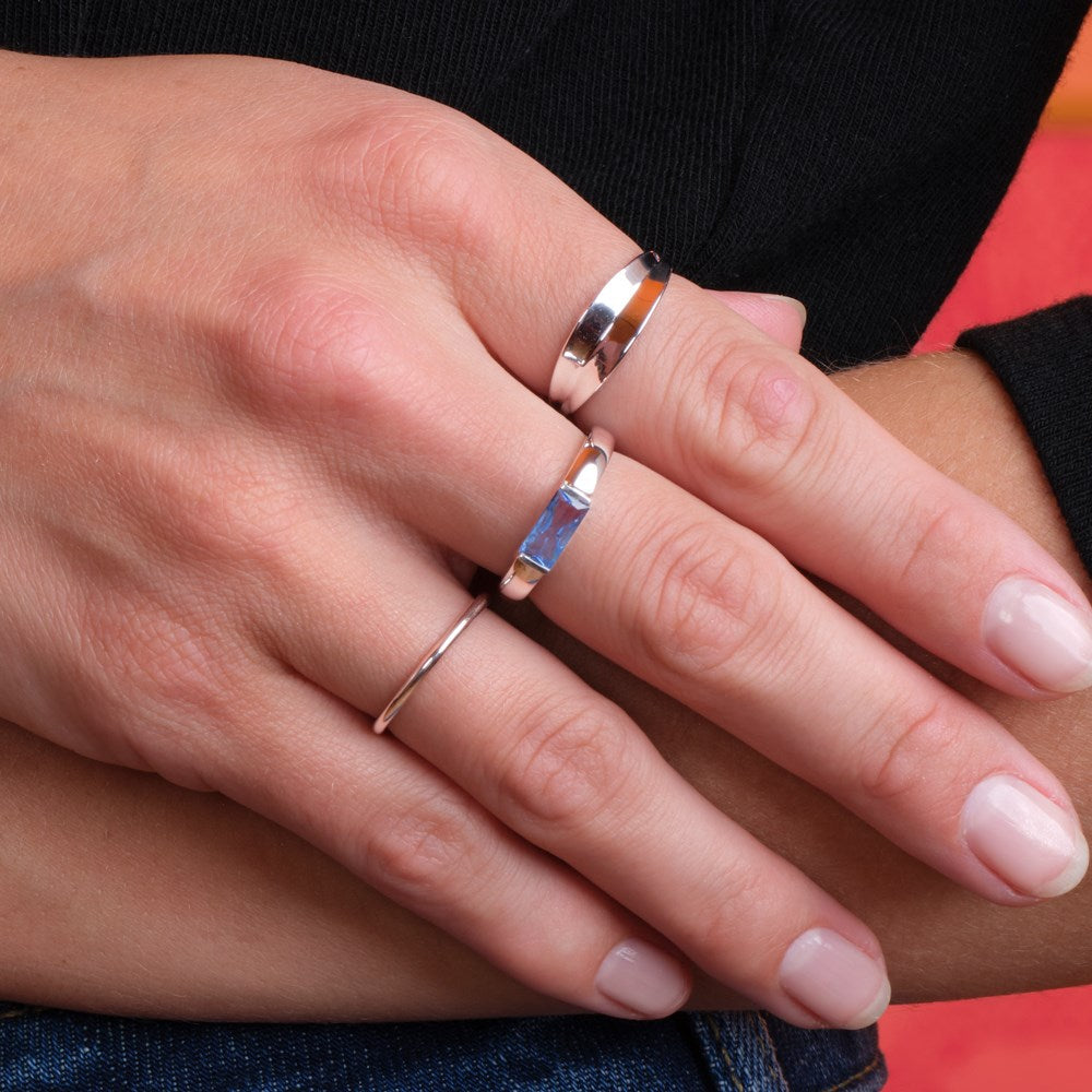 NORDAHL Facet silfurhringur með bláum zirkonia •110950