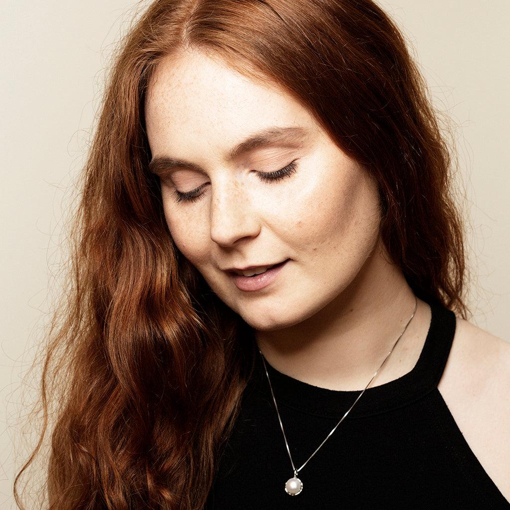 SIGN Perla gyllt silfurhálsmen með ferskvatnsperlu