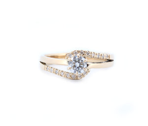 LAUPUR Solitaire trúlofunarhringur 14k gull með 0.4ct. VS demanti og 16x 0.01ct. demöntum.