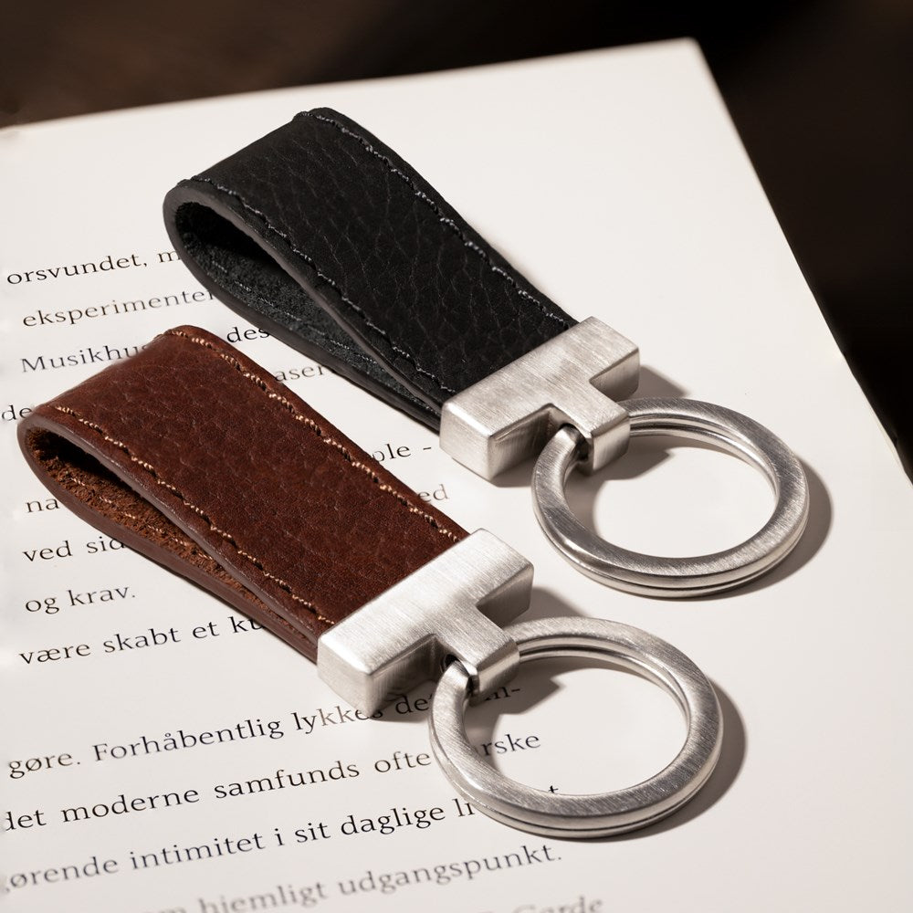 SON Brún lyklakippa með kálfaleðri ●019200