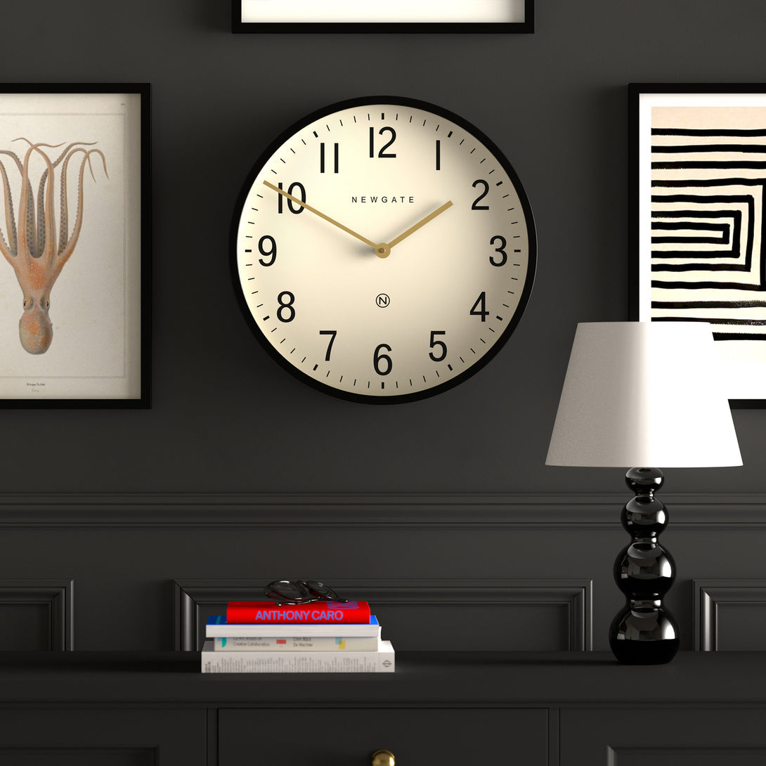 NEWGATE Universal svört veggklukka 43cm