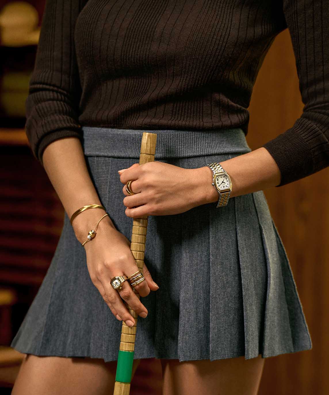 Kona með Fossil úr, armbönd og hringi