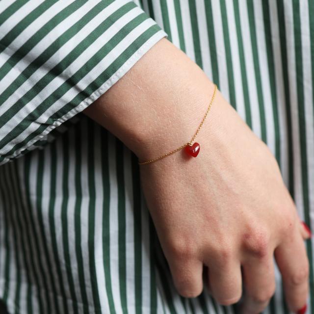NORDAHL You gyllt armband með rauðum Onyx